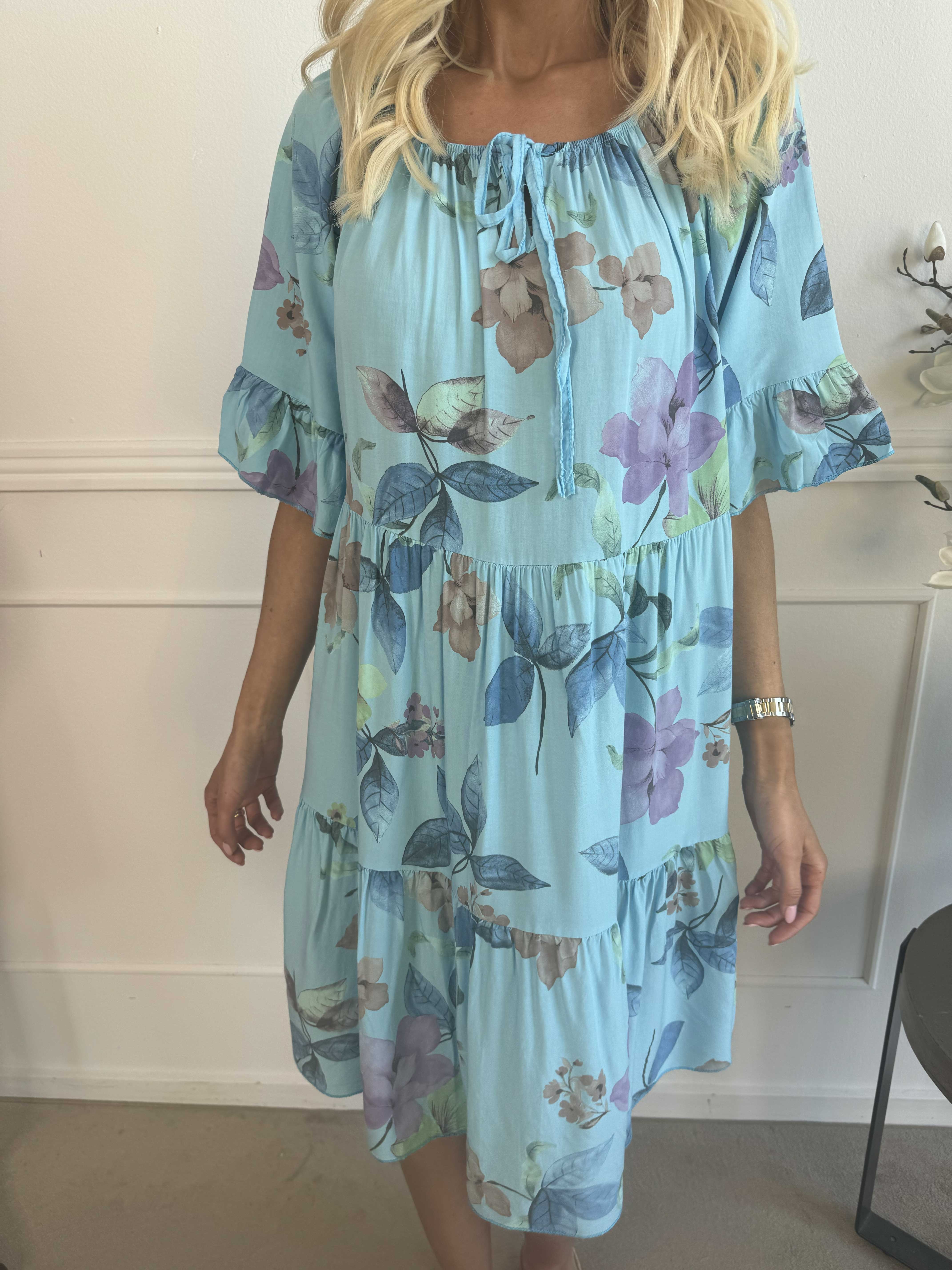 Malibu - Blomstret kjole i bomuld med elastik i udskæringen